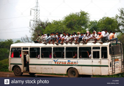 people-on-the-roof-of-bus-in-rajasthanindia-D1J3W9.jpg
