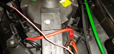 These are the wires going into the fan