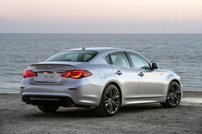 2016-Infiniti-Q70-Premium-Select-Edition-rear-three-quarter.jpg