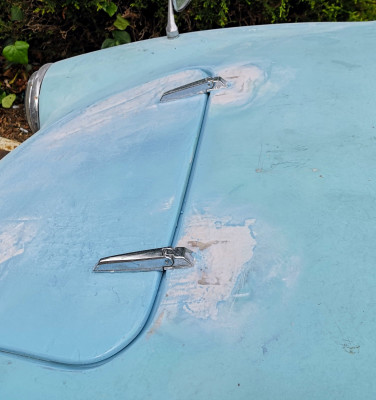 Bonnet hinge area