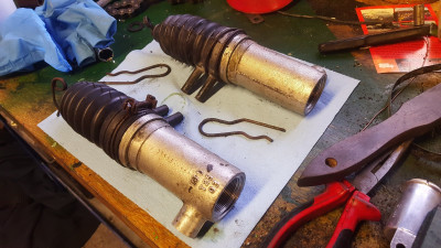 Cleaned up, new gaiters, greased pushrods, sphere mating face de rusted. One of the two gaiter clips tightening screw snapped and pinged away - I'll see about making replacement bits.