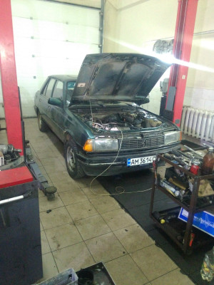 Поспорил старенький автомобиль