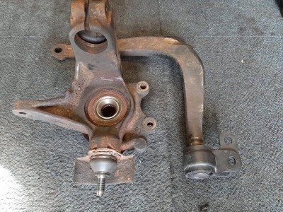 New bushes and balljoint fitted...