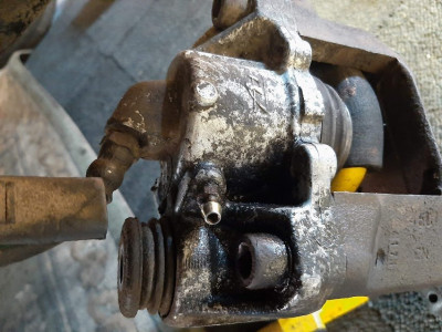 caliper1011.jpg (119.21 KiB) Viewed 61 times The caliper minus pads...