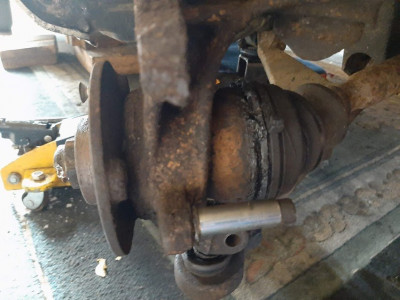 cvbootandslider.jpg (85.6 KiB) Viewed 61 times What a mess and what a bodge...