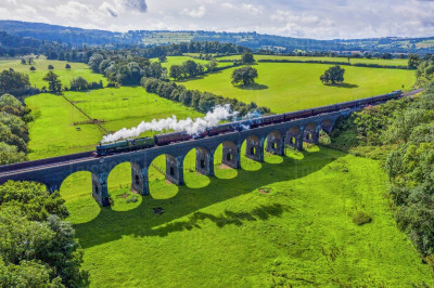 Stanway viaduct - Dissolve.com/Robert Harding. Fair use.