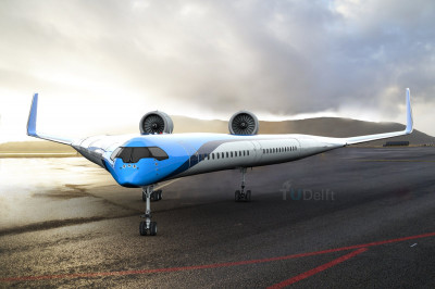 Edwin Wallet Flying-V_Composite_Tarmac.jpg