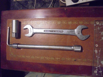T40 Torx key<br />8mm Socket<br />10" Extension<br />15/16ths AF open spanner