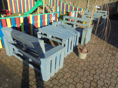 nice pallet benches and tables