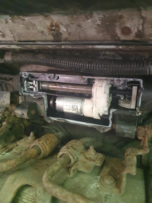 Showing tensioning screw