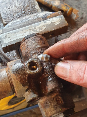 to my surprise the screw for the bleed nipple actually came out (the front unit has this plug, the rear regulator has a bleed nipple here)