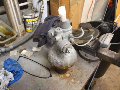 a few layers of zinc primer and this regulator will be painted later on..