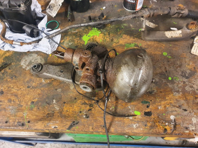 C5 13 year old rotten front hydractive 3+ regulator. PAS rotted pipe on bench behind