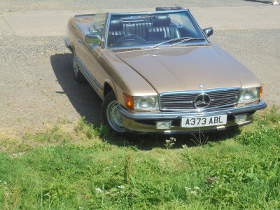 Mercedes dont often get a second glance for me, especially the "modern" crop.  On some older models I like the fishbowl headlights, and I like body coloured hub caps, and the Ponton is nice in a decent colour.<br /><br />This one managed to get 2 shutter clicks today.