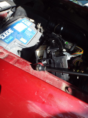 Outside clip holding Maxi fuse box to main fuse box