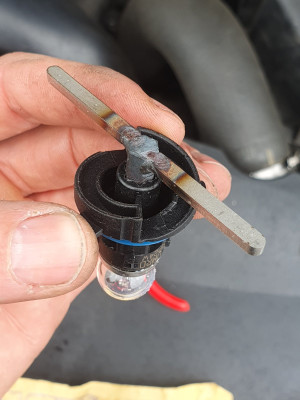 Here's how the tool locates (on the old bulb)