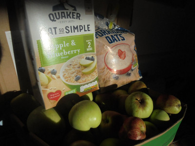 With such a glut of feral apples time to ditch the Quaker "Oh so Simple" for a bog-standard bag of Morissons Porridge Oats and slice up the genuine apple article and add it to the pan.