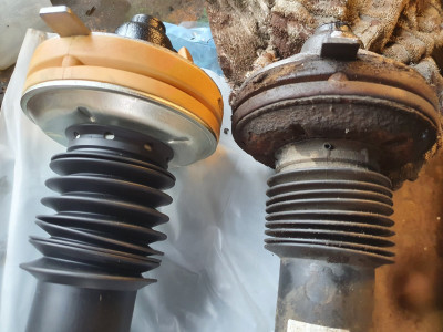 Upper spnge vibration buffer quite degraded on the old strut