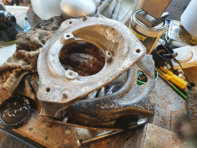 Clean up of the strut mounting and upper arm. Suffering some galvanic corrosion like most of the X7..