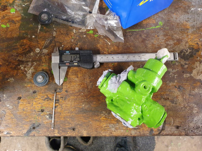 My reconditioned hydractive firmness regulator to replace the removed one but unfortunately I couldn't remove one of the damper valves from the old unit to swap over (this is actually a front one) and also the rigid return pipe is totally stuck so I opted to clean up and refit the original regulator