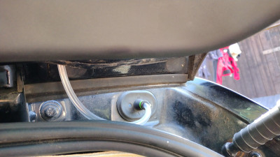 Rear washer pipe replacement, body to bootlid section