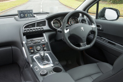 Peug-3008-Hyb-cockpit.jpg