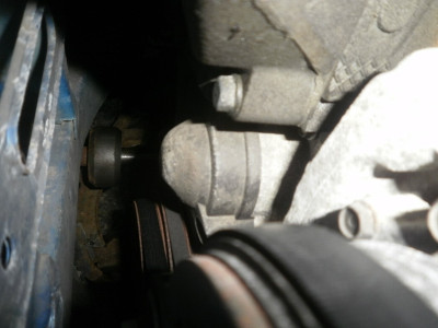 The two belts on the crankshaft pulley<br />left of picture  AC pump drivebelt<br />right of picture Alternator drivebelt