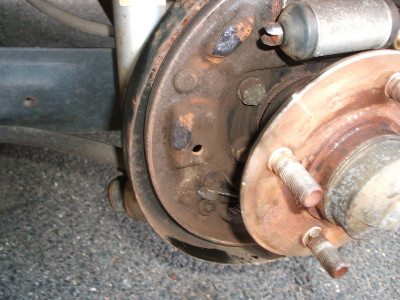 Three supporting flat pads (greased)