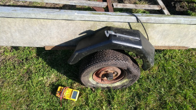 Trailer wheel one side, rusty ex mini / metro wheel the other. Fair to say that wasn't going to inflate or be safe on the road!