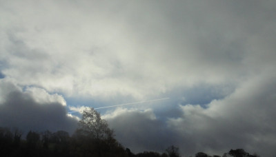 Oo-er....one vapour trail<br />Definitely a FCF POTD Page 747 Aircraft<br />but maybe not an actual 747!