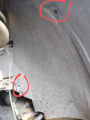 Couple of arch liner fastening positions devoid of clips