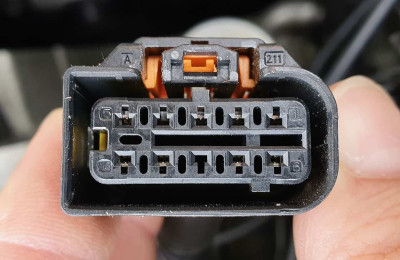 LED-Headlights_Female-Connector_Cabling-Side.jpg