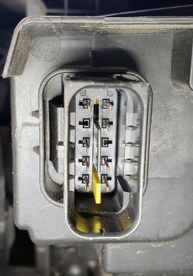LED-Headlights_Male-Connector_HL-Side.jpg