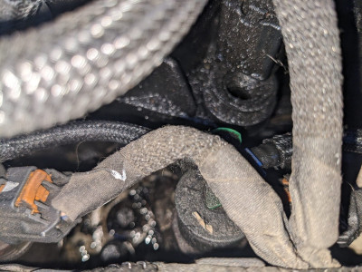 Injectors near fuel filter housing