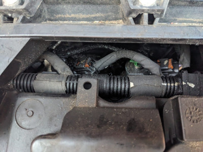 Injectors under air filter
