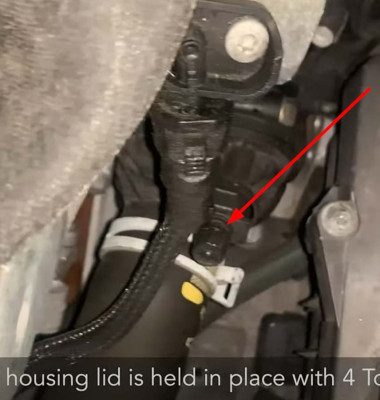 Bleeding-screw-on-Thermostat-2.jpg