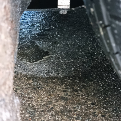 I have zoomed in under the right side of the car.