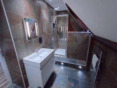 The spacious en suite