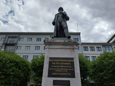 A pleasing statue