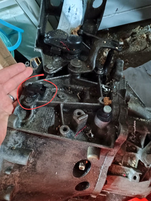 2 gearbox with crank sensor circled