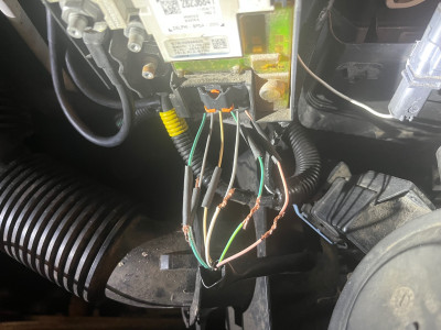 Here I have cut the wires and put some moveable tubes on. With the ignition on All wires except 4 and 6 fluctuate between 10-12V. 4 and 6 have no power.