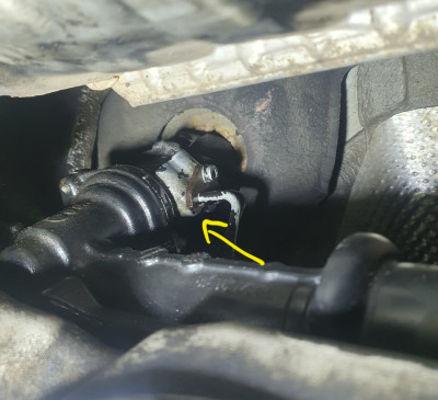 This lower pipe is the supply to the RH of the rack
