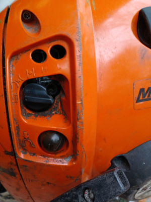 Low speed screw is in the hole on the right - own work