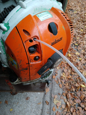 A handy bit of tubing fits over the screw - own work