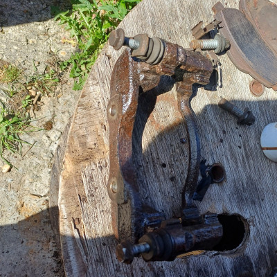 Cleaned the caliper housing and rust treated