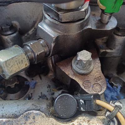 The leak around the large nut joint to body slowly got worse the longer the car ticked over